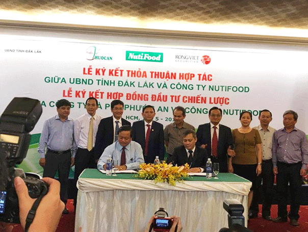 Mr. Ho Sy Trung - General Director of Phuoc An coffee company and NutiFood leader Sign strategic investment contract