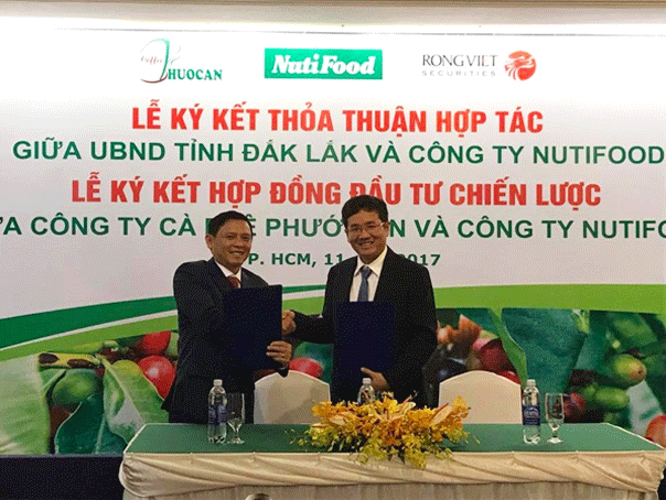 Mr. Nguyen Tuan Ha - Vice Chairman of the People's Committee and Mr. Tran Thanh Hai - Chairman of the Board of Directors of NutiFood signed a cooperation agreement between Dak Lak Provincial People's Committee and NutiFood Company